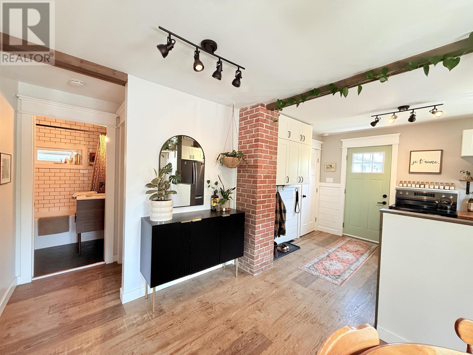 36 Robert St Property Photo 6