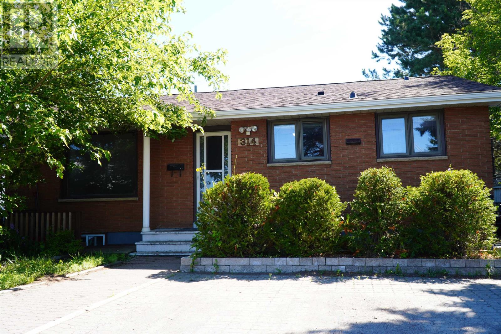 314 Edward Street N Property Photo 1