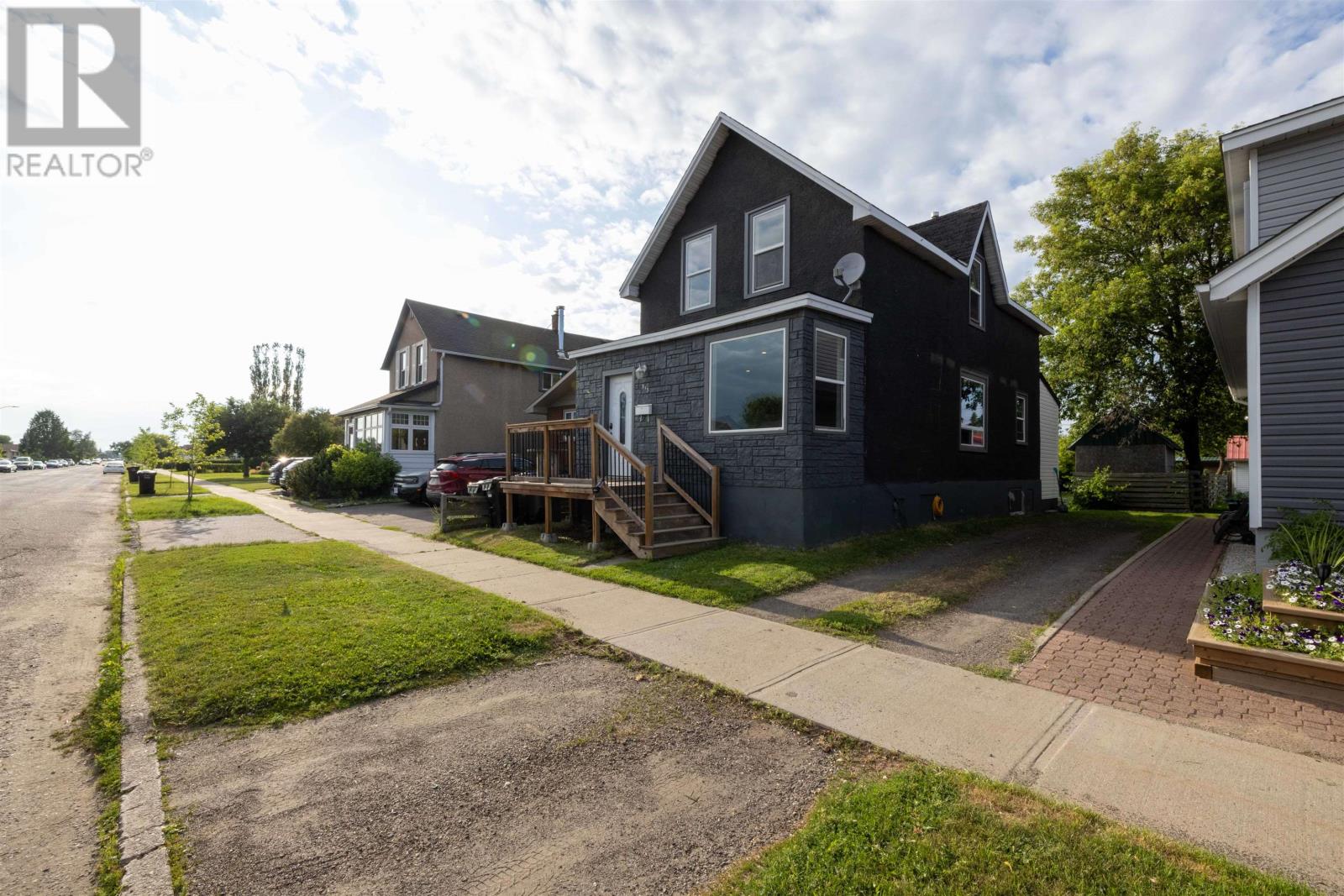 513 Christina St E Property Photo 2