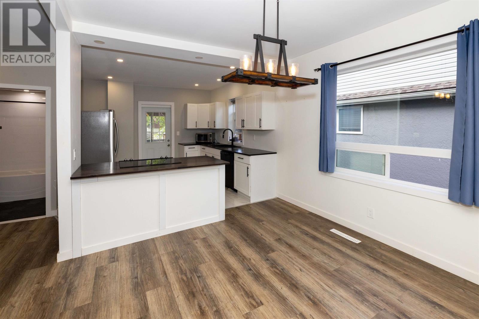 513 Christina St E Property Photo 4