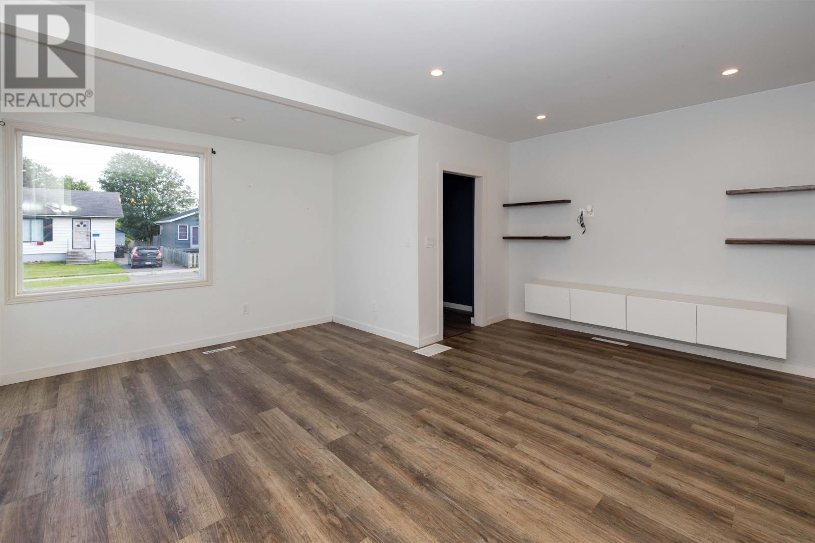 513 Christina St E Property Photo 6