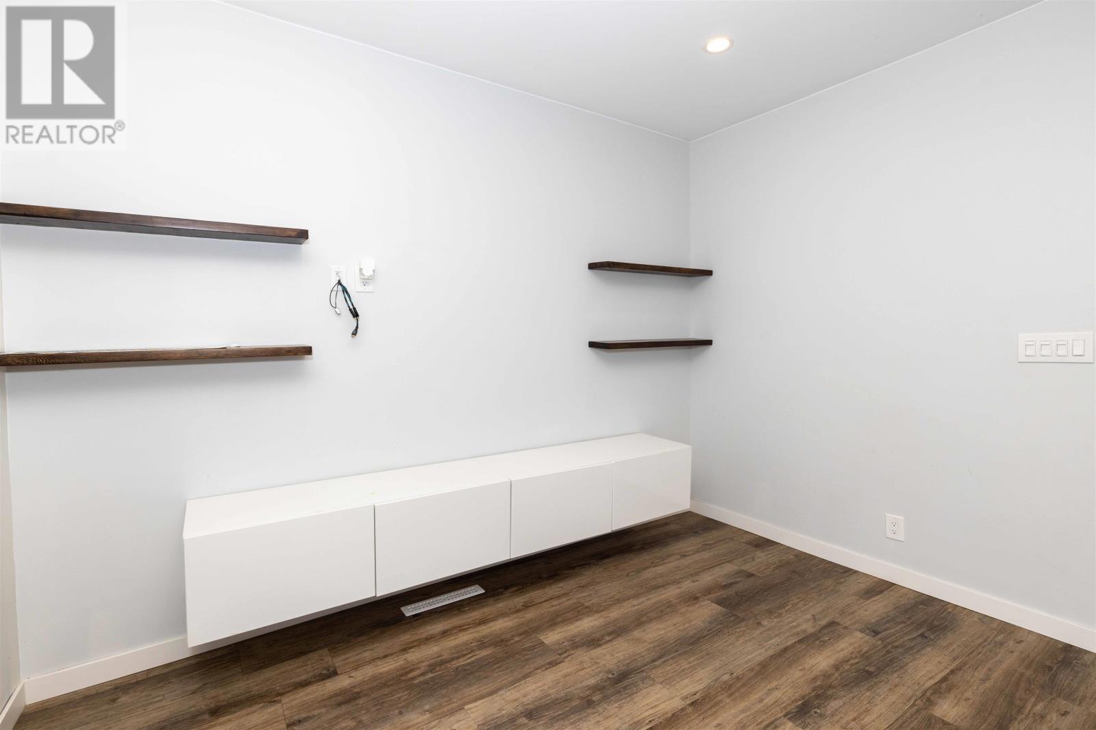 513 Christina St E Property Photo 8