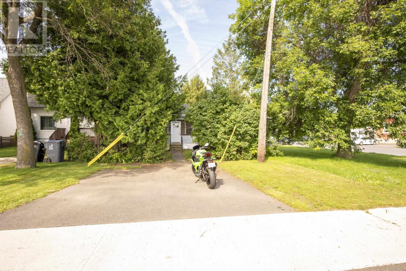 349 Vickers St N Property Photo 3