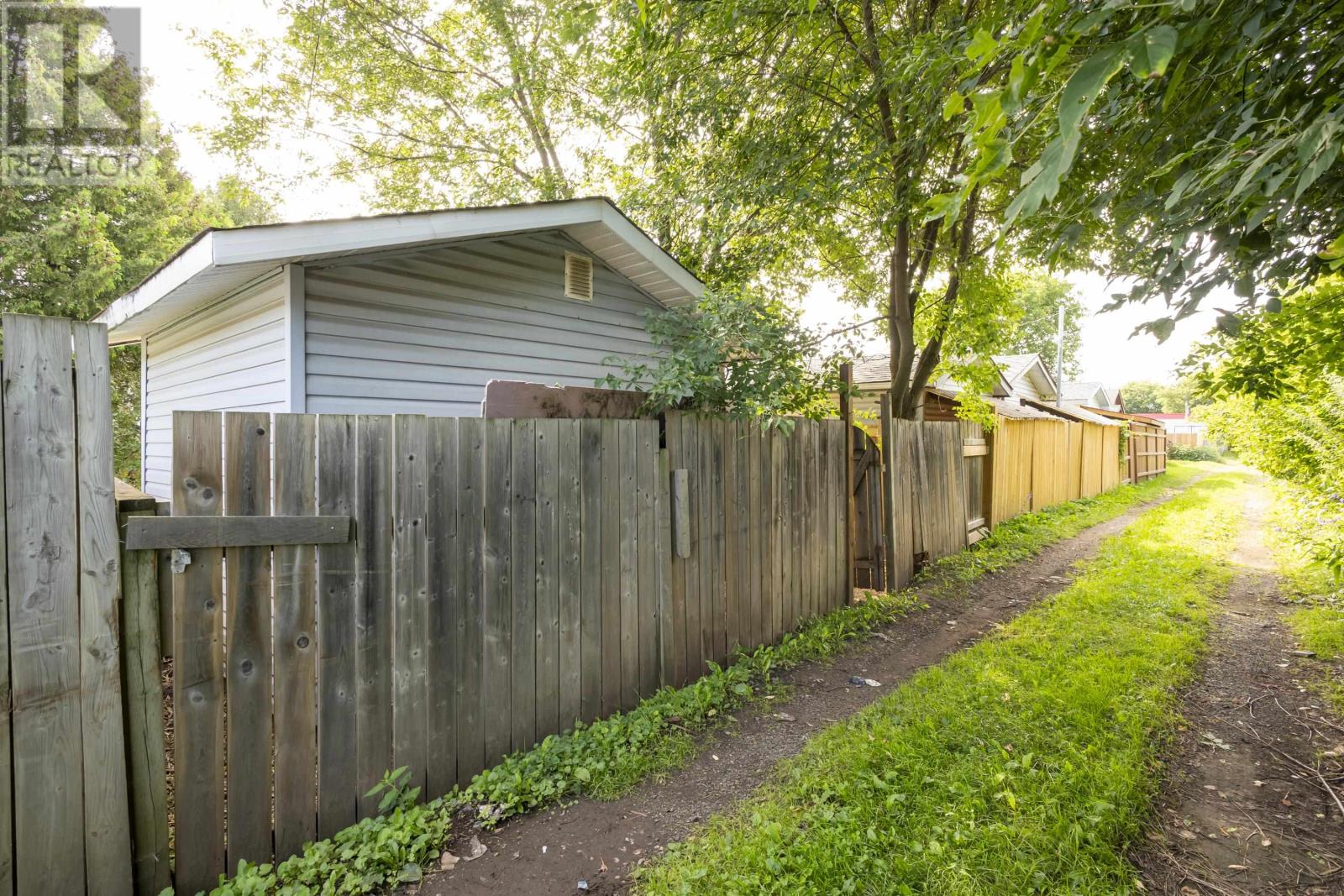 349 Vickers St N Property Photo 4
