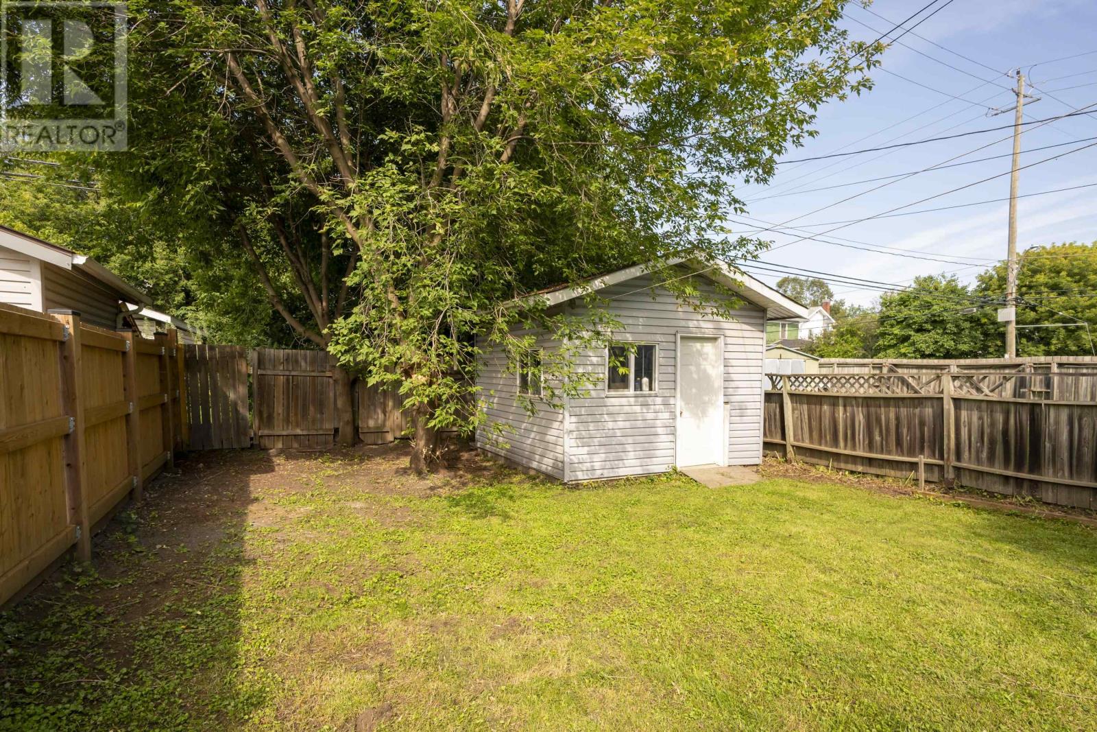 349 Vickers St N Property Photo 6