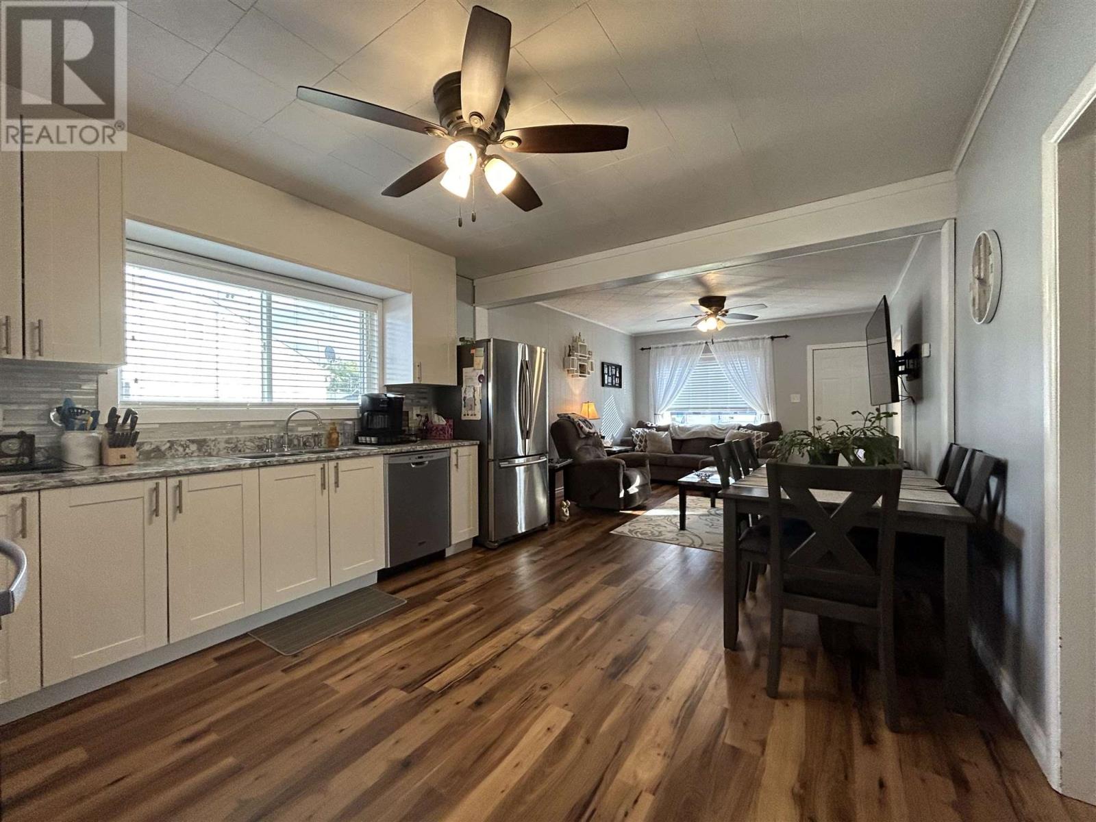628 Second St E Property Photo 2