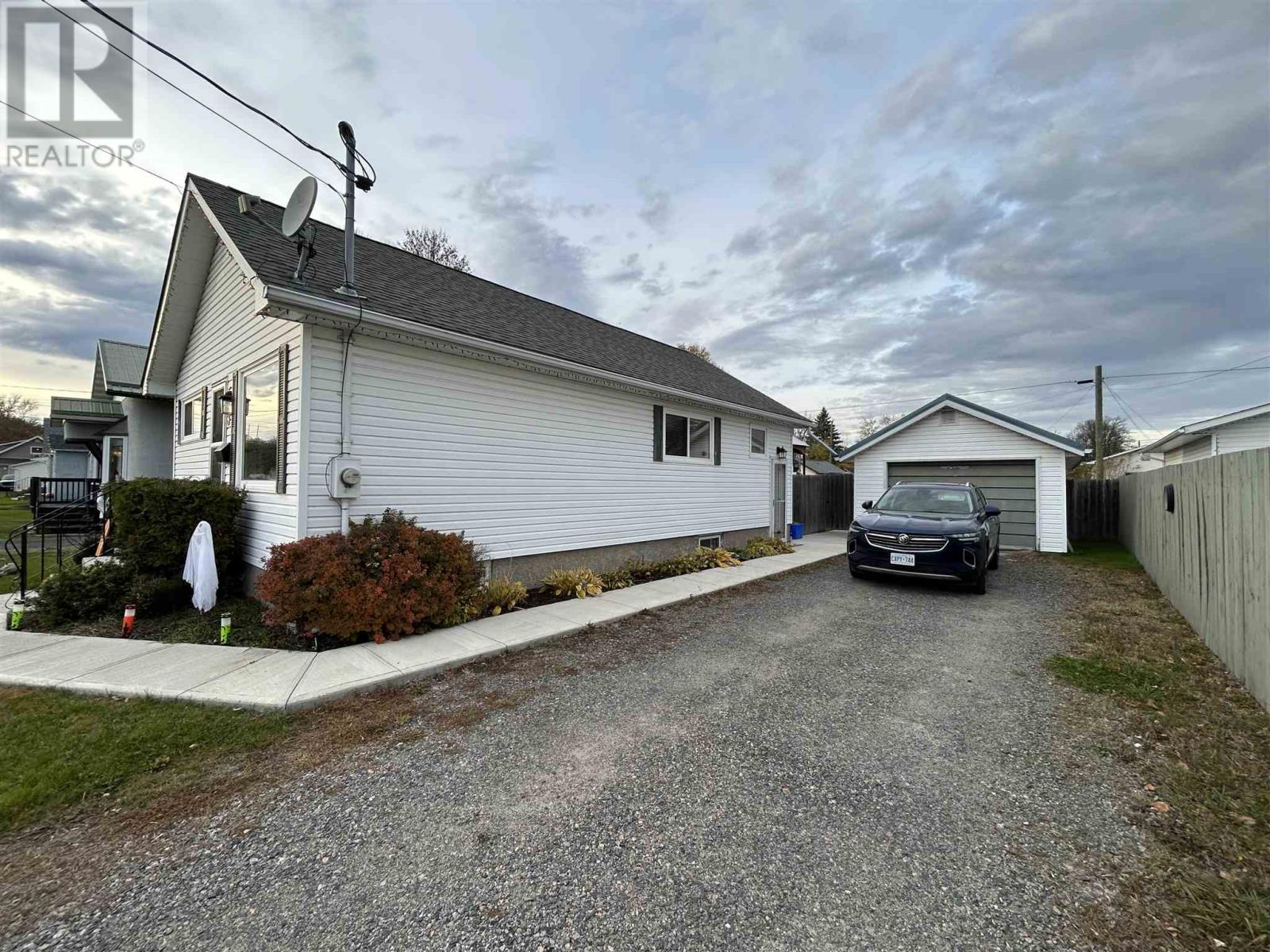 628 Second St E Property Photo 40