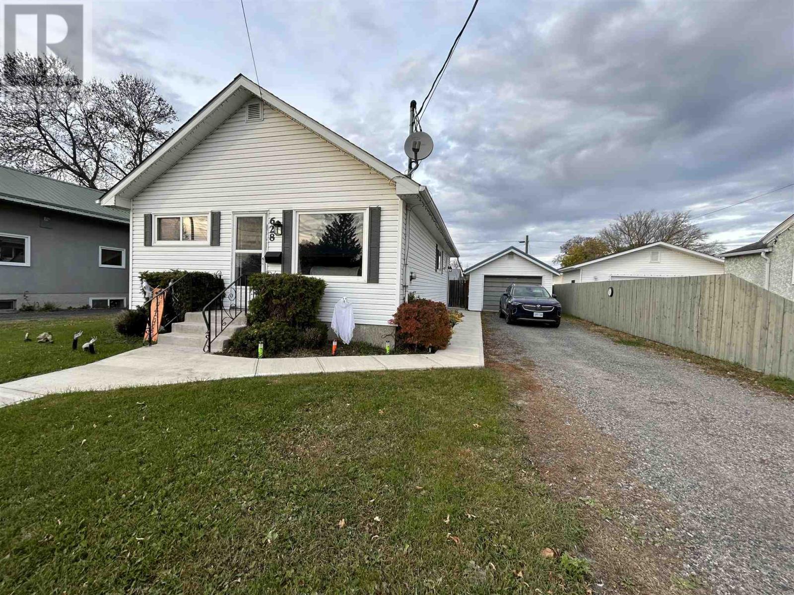 628 Second St E Property Photo 41