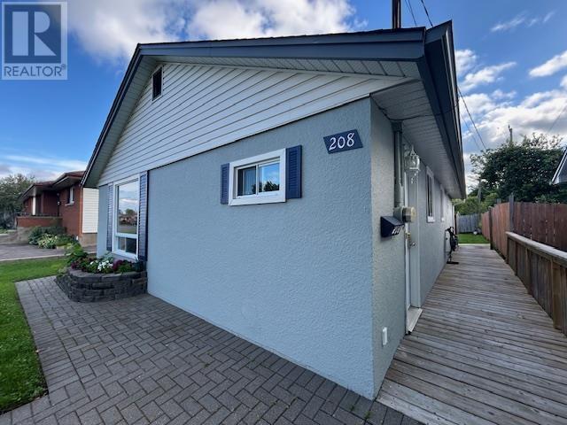 208 Gordon St Property Photo 3