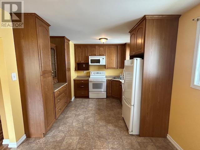 208 Gordon St Property Photo 6