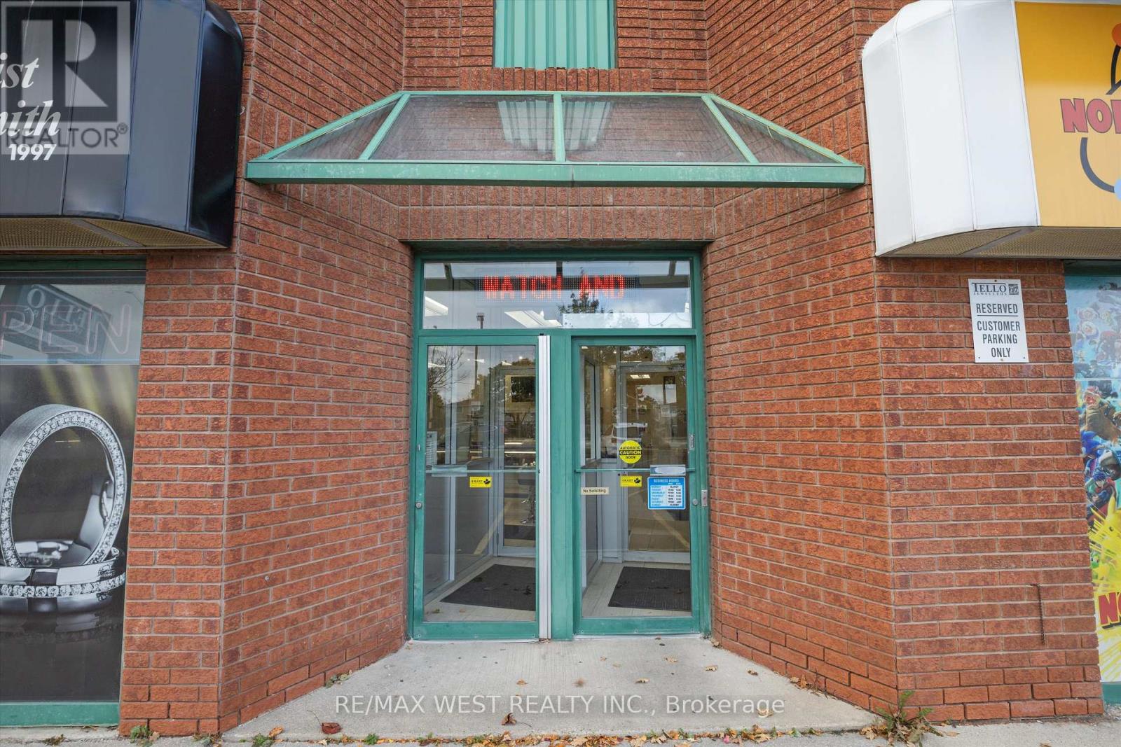 256 Queen Street S Property Photo 2