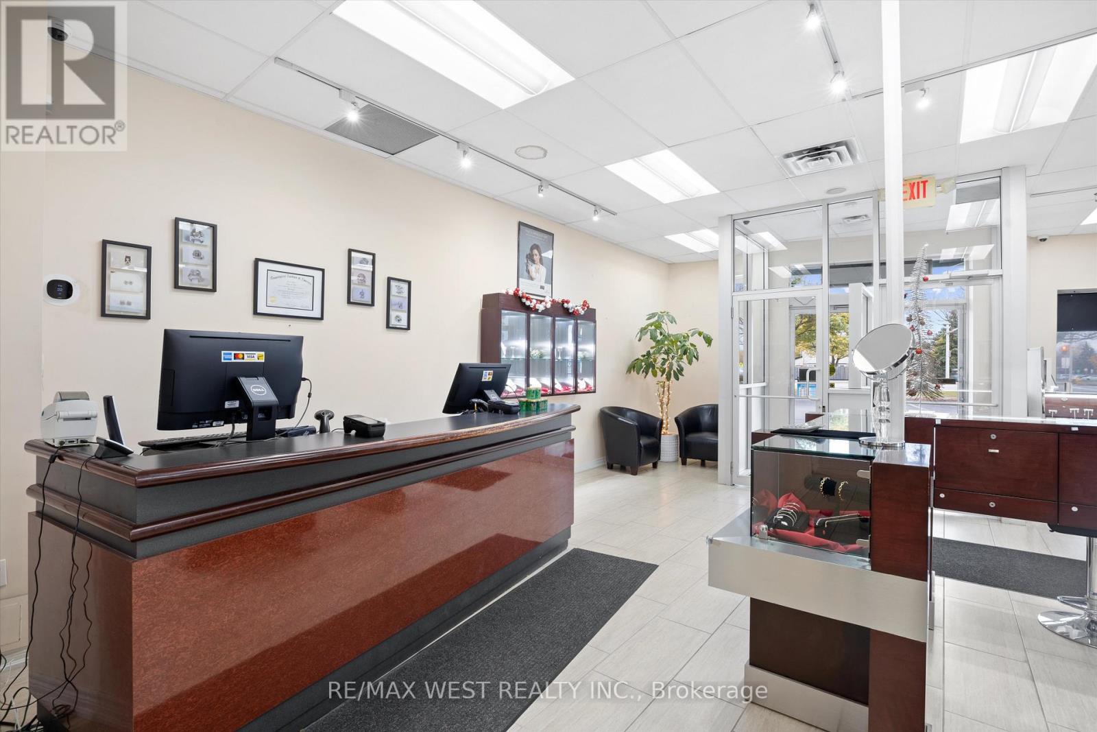 256 Queen Street S Property Photo 6