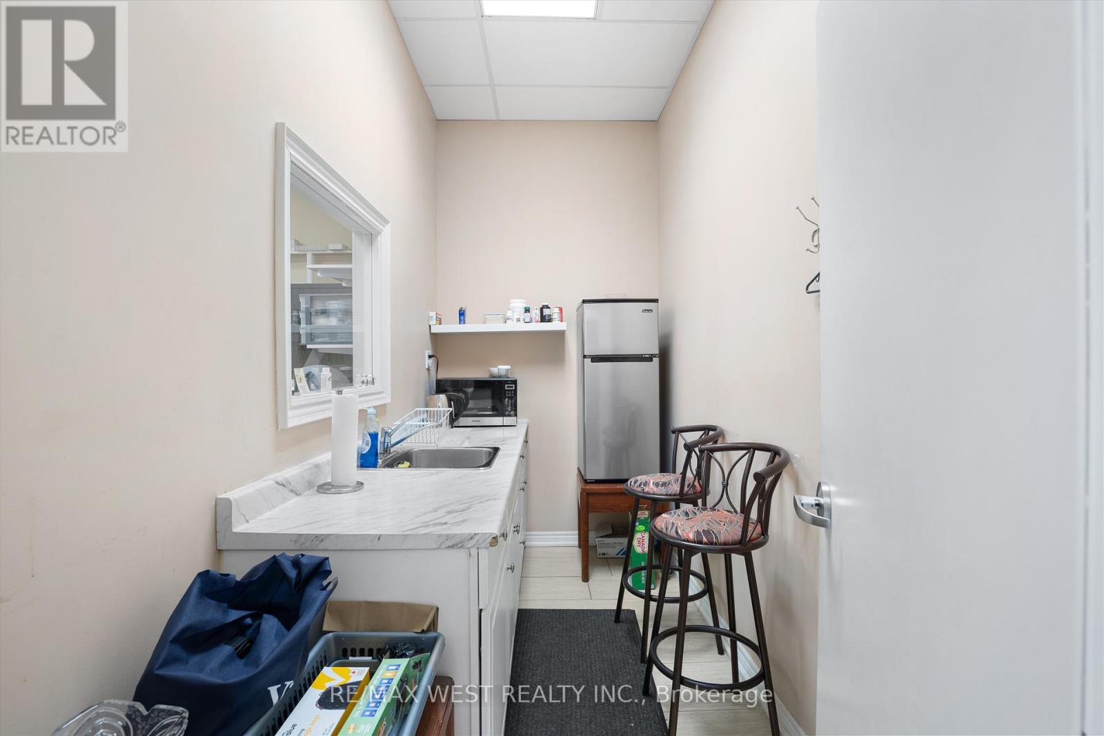 256 Queen Street S Property Photo 10