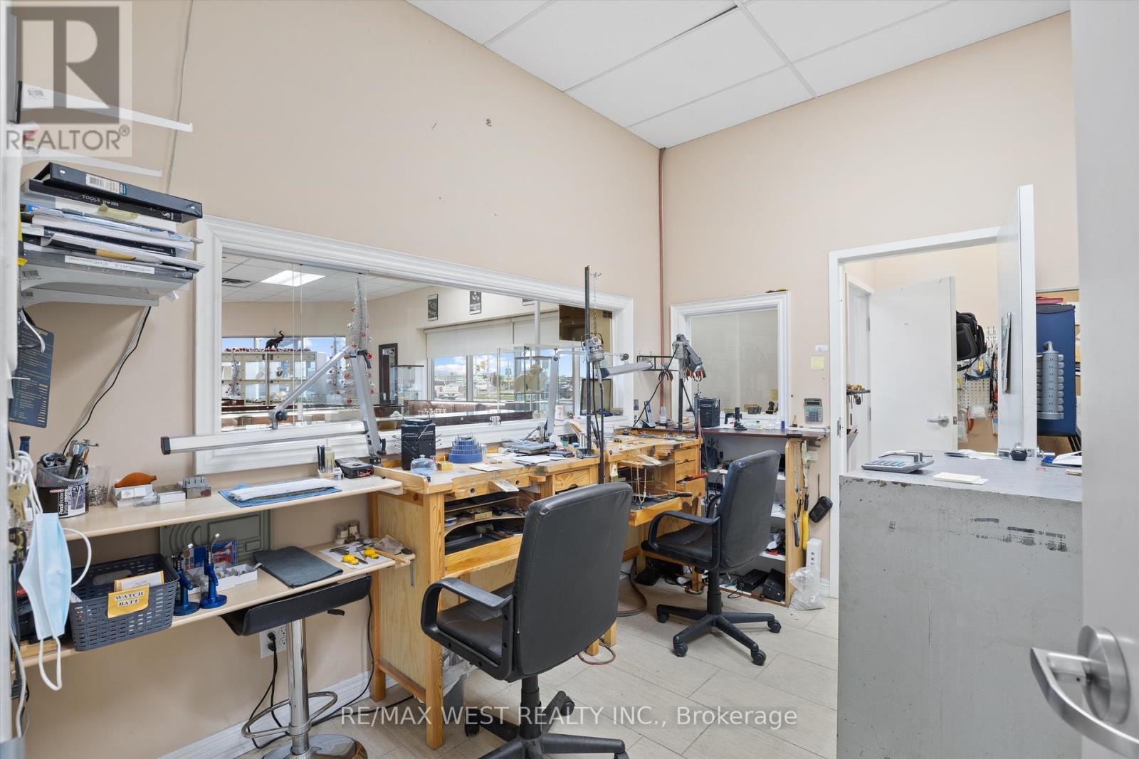 256 Queen Street S Property Photo 12