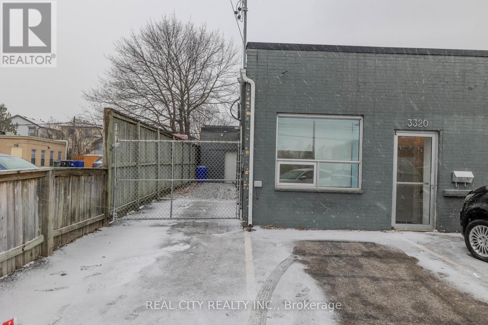Front - 3320 Lake Shore Boulevard W Property Photo 2