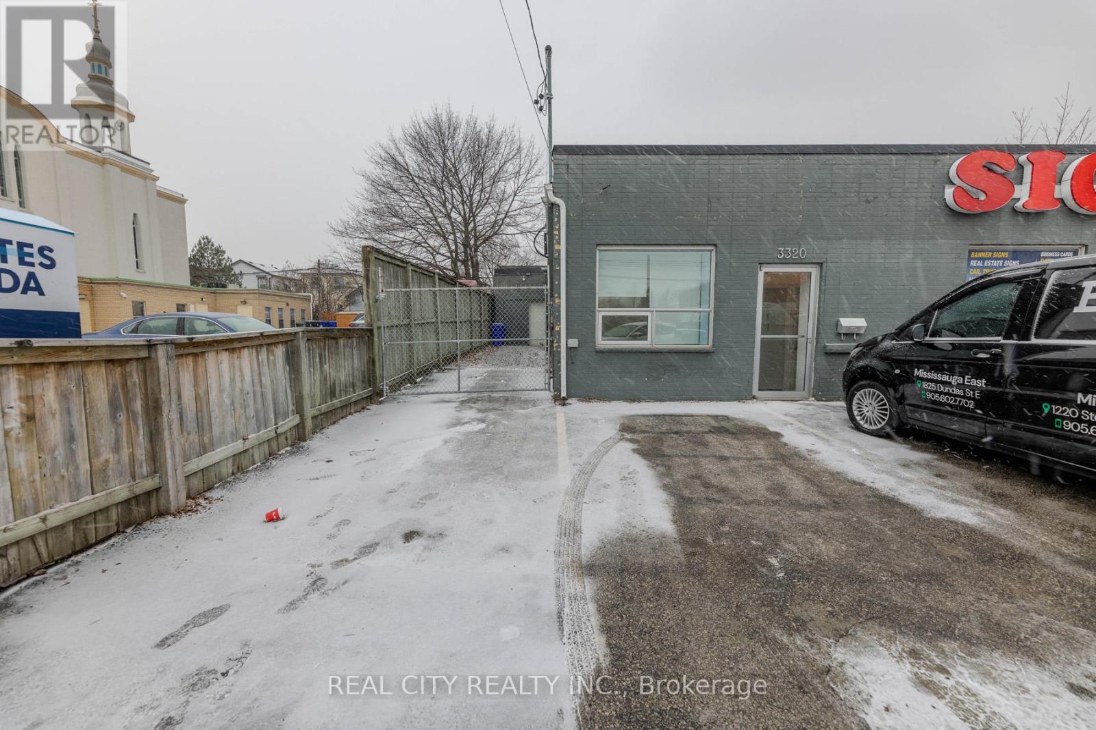 Front - 3320 Lake Shore Boulevard W Property Photo 3