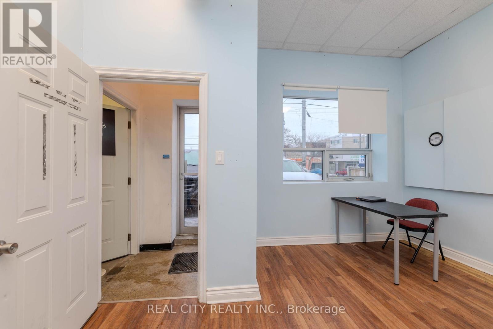 Front - 3320 Lake Shore Boulevard W Property Photo 4