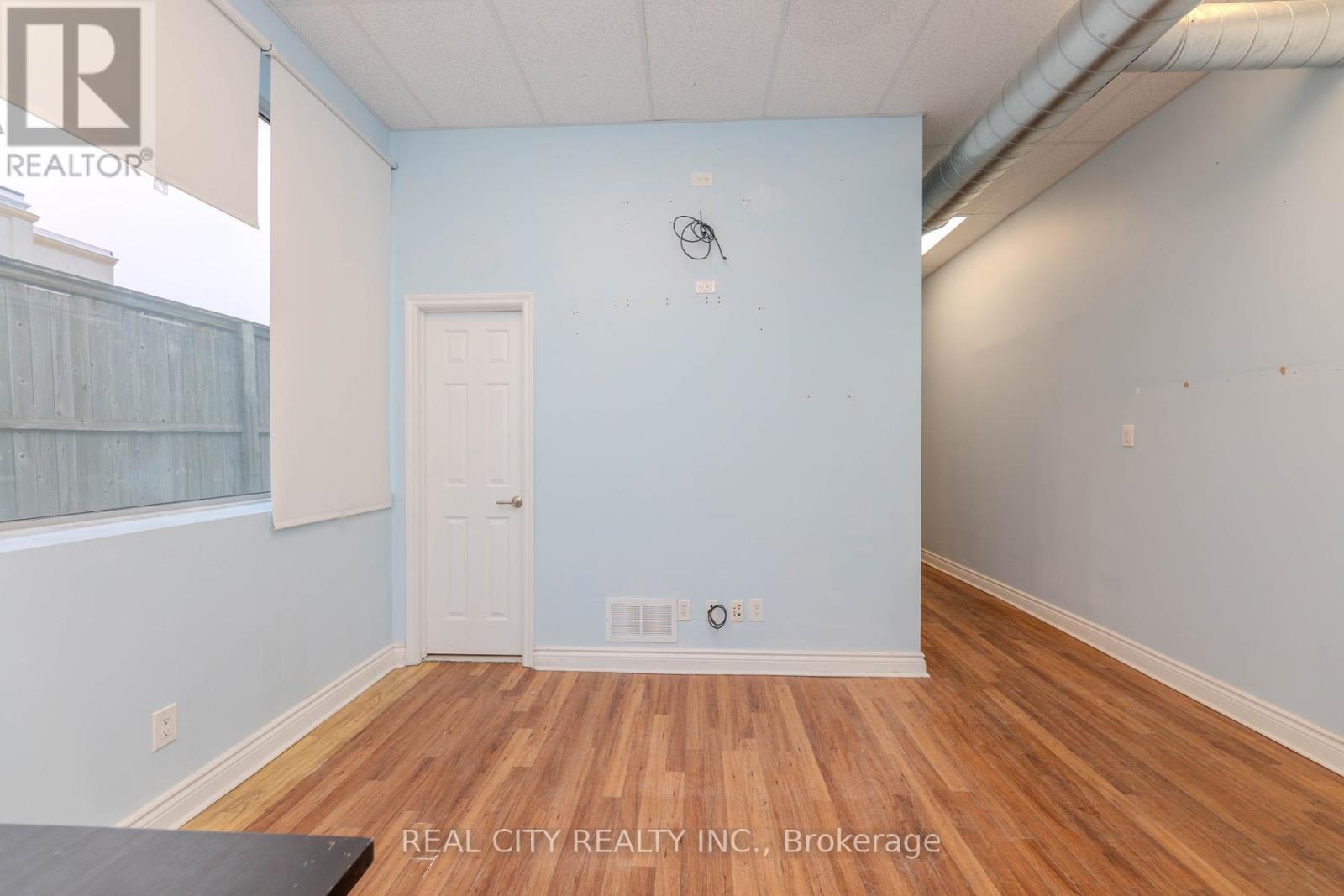 Front - 3320 Lake Shore Boulevard W Property Photo 6