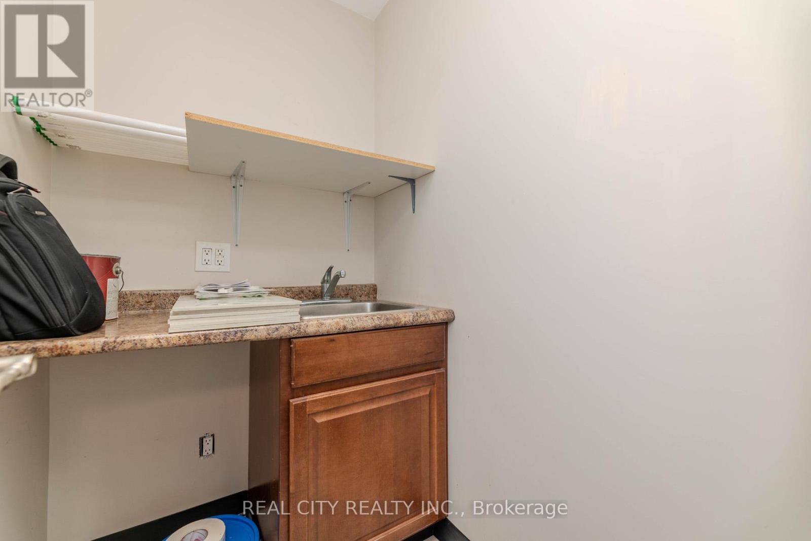 Front - 3320 Lake Shore Boulevard W Property Photo 8