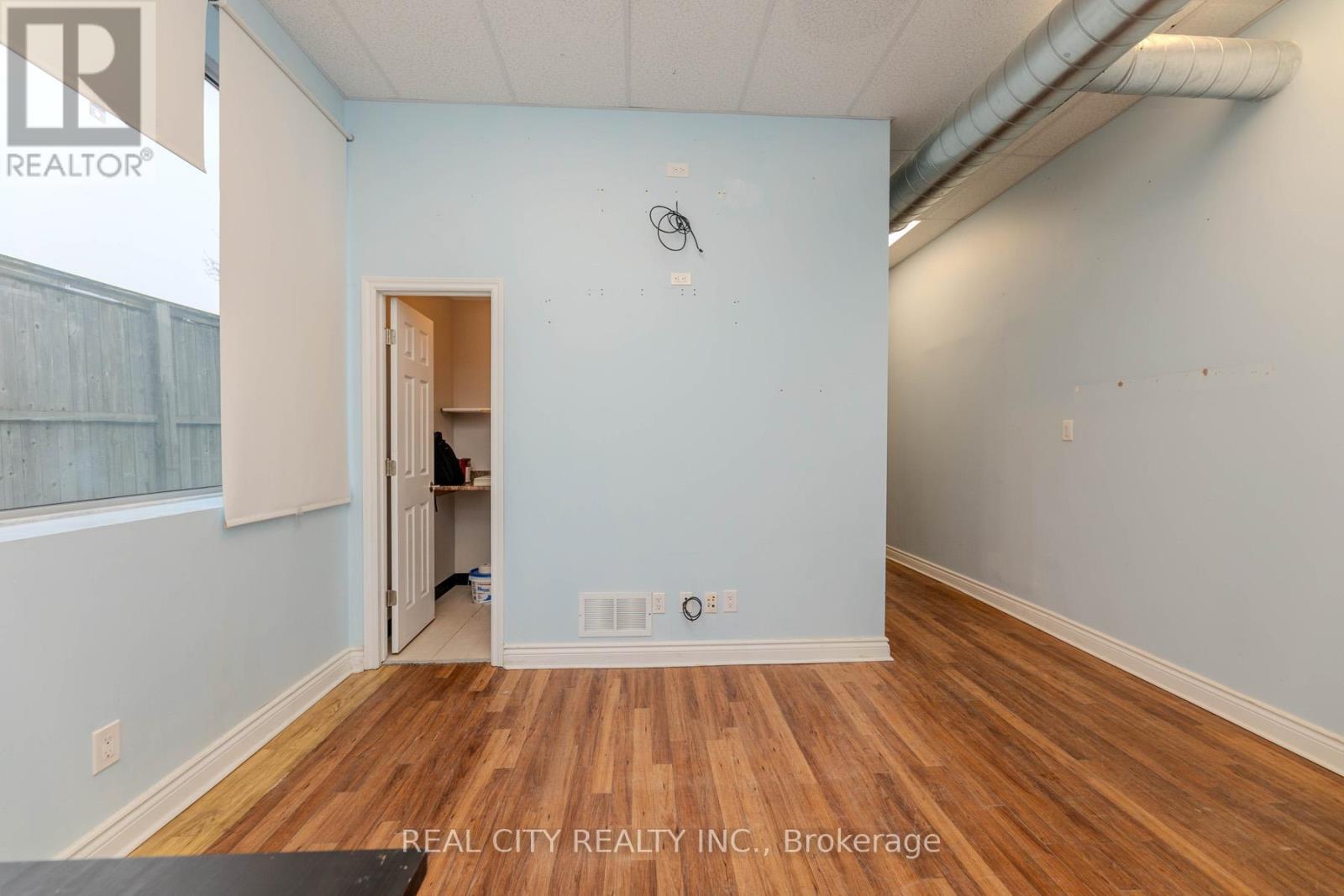 Front - 3320 Lake Shore Boulevard W Property Photo 9