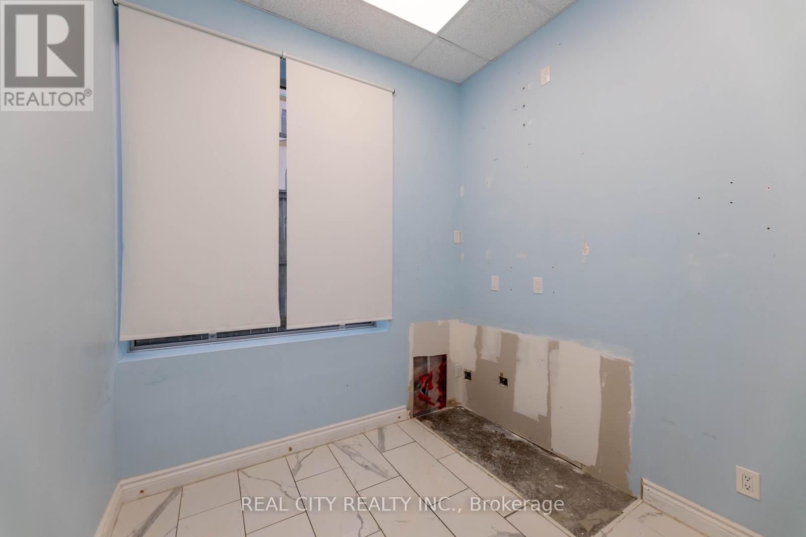 Front - 3320 Lake Shore Boulevard W Property Photo 15