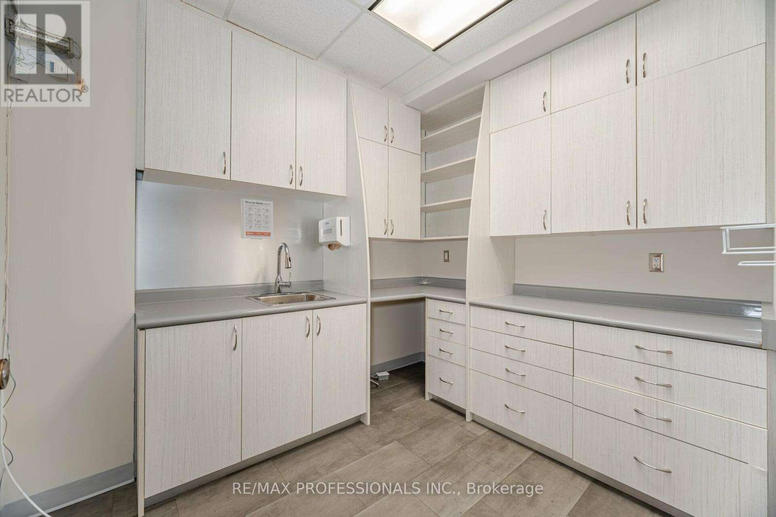 604 - 89 Queensway Property Photo 11