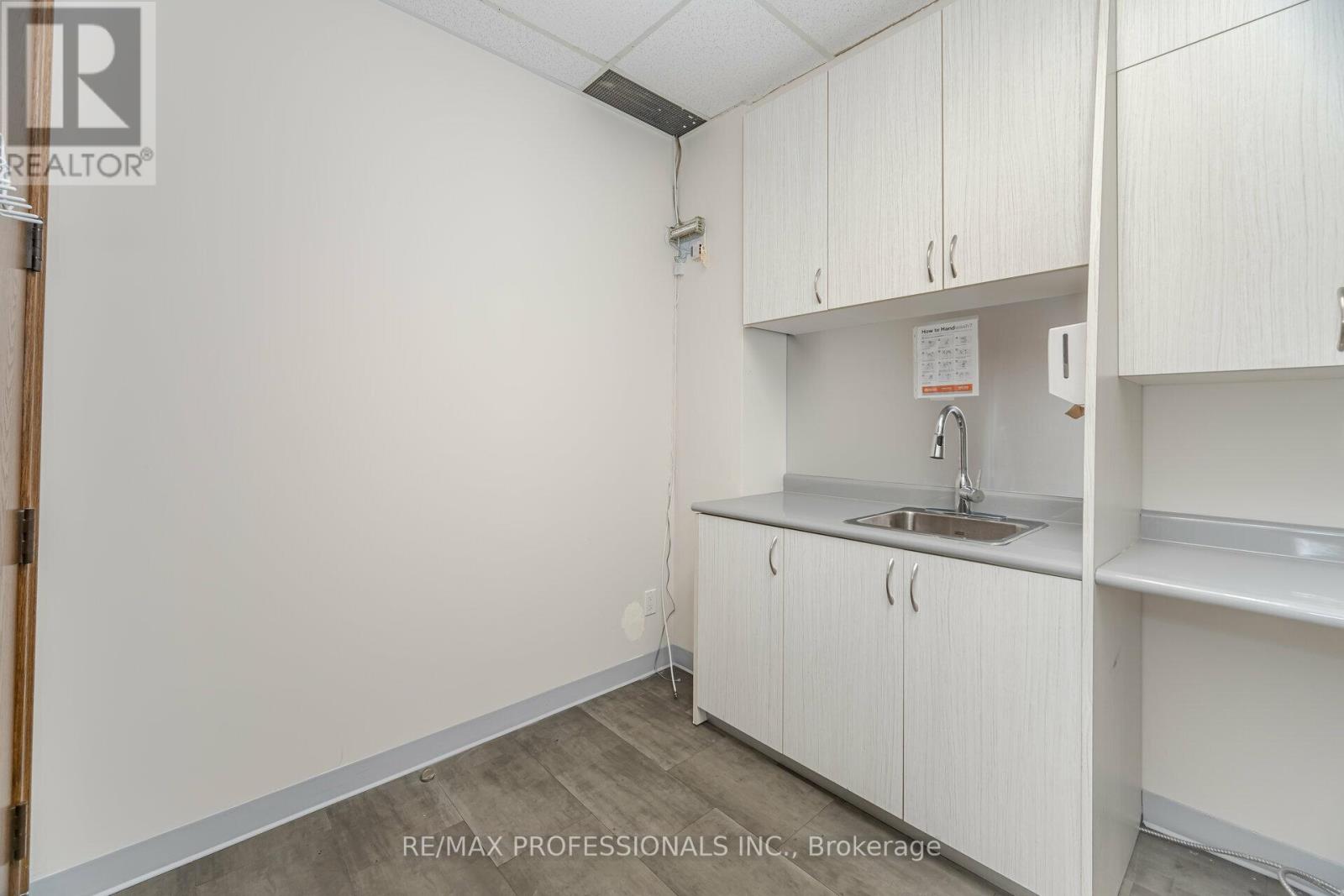604 - 89 Queensway Property Photo 13
