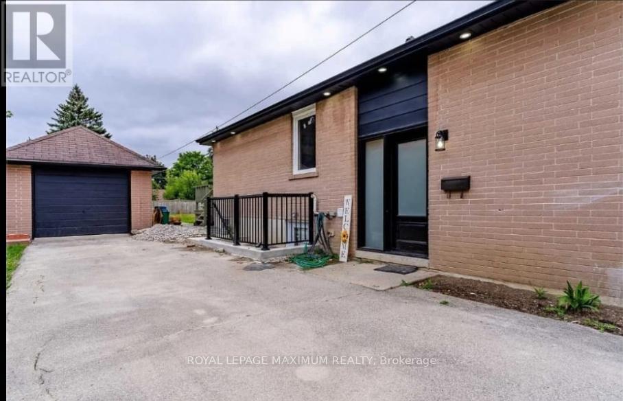 8 LAWRENCE CRESCENT Property Photo 1