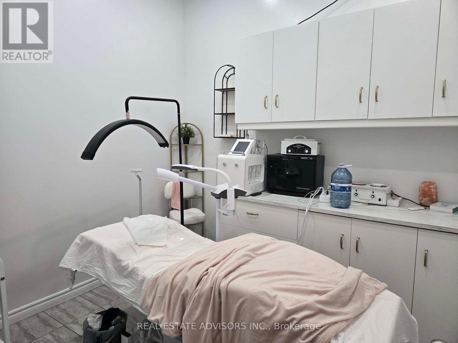 16 - 4801 Steeles Avenue W Property Photo 4