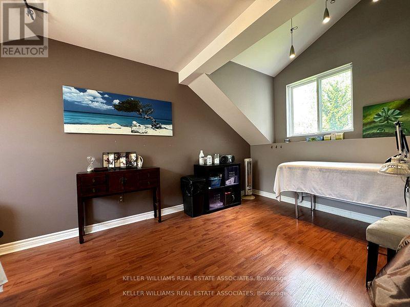 270 Lakeshore Road E Property Photo 4