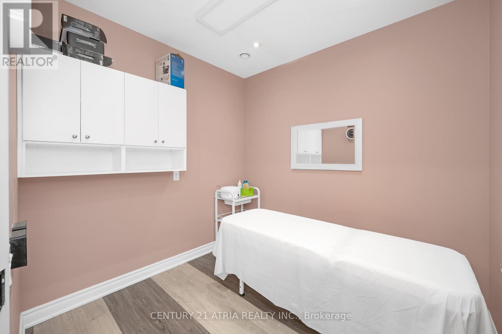30 - 100 Plains Road W Property Photo 13