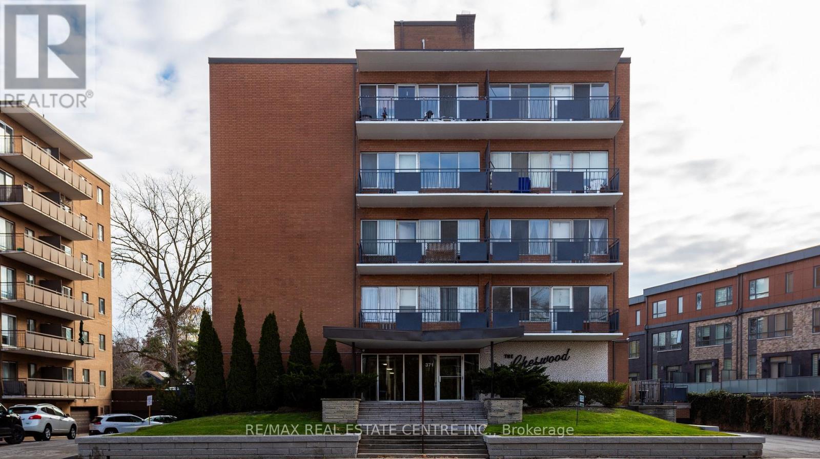 401 - 371 Lakeshore Road W Property Photo 1