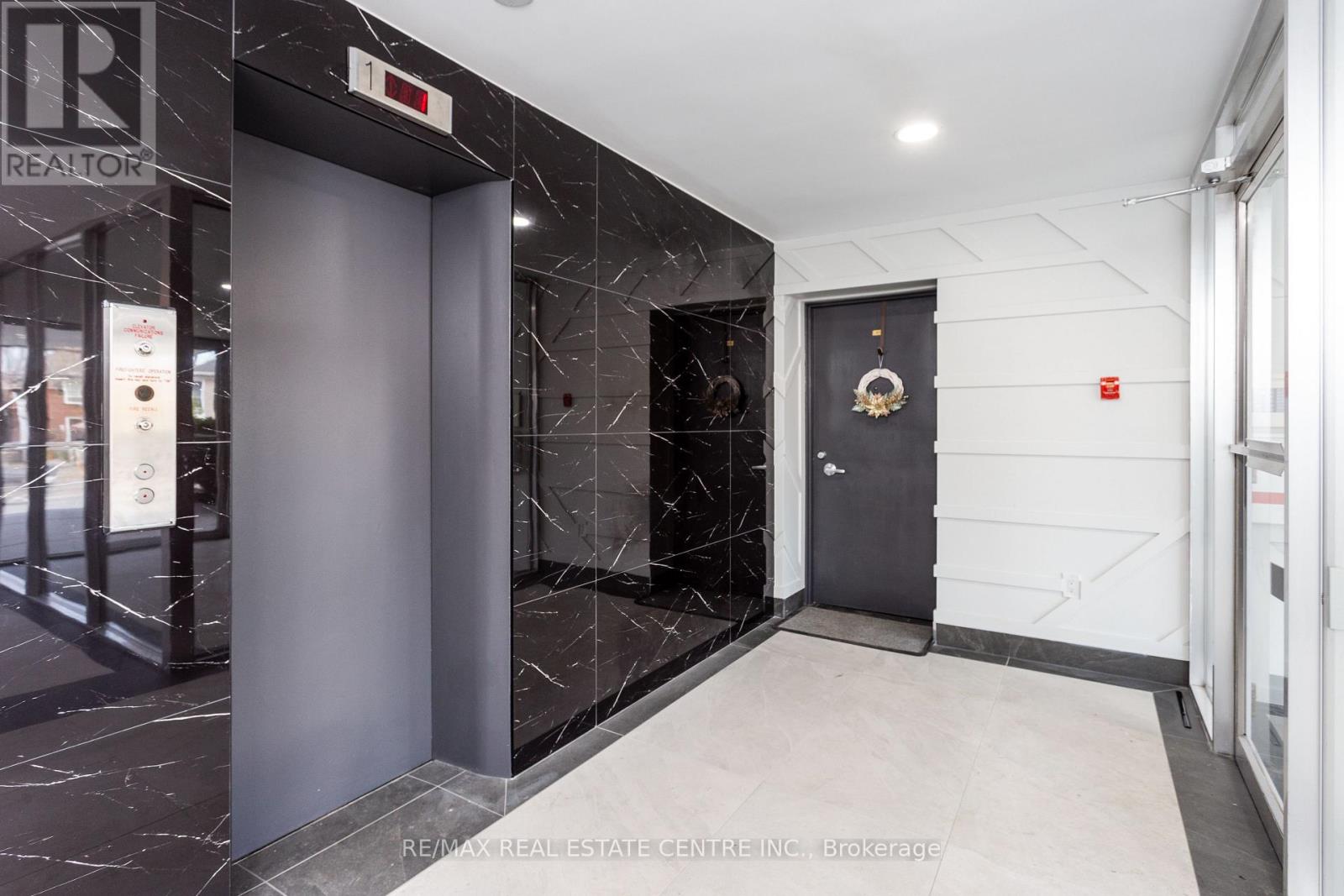 401 - 371 Lakeshore Road W Property Photo 2