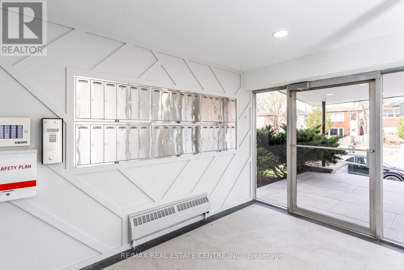 401 - 371 Lakeshore Road W Property Photo 3