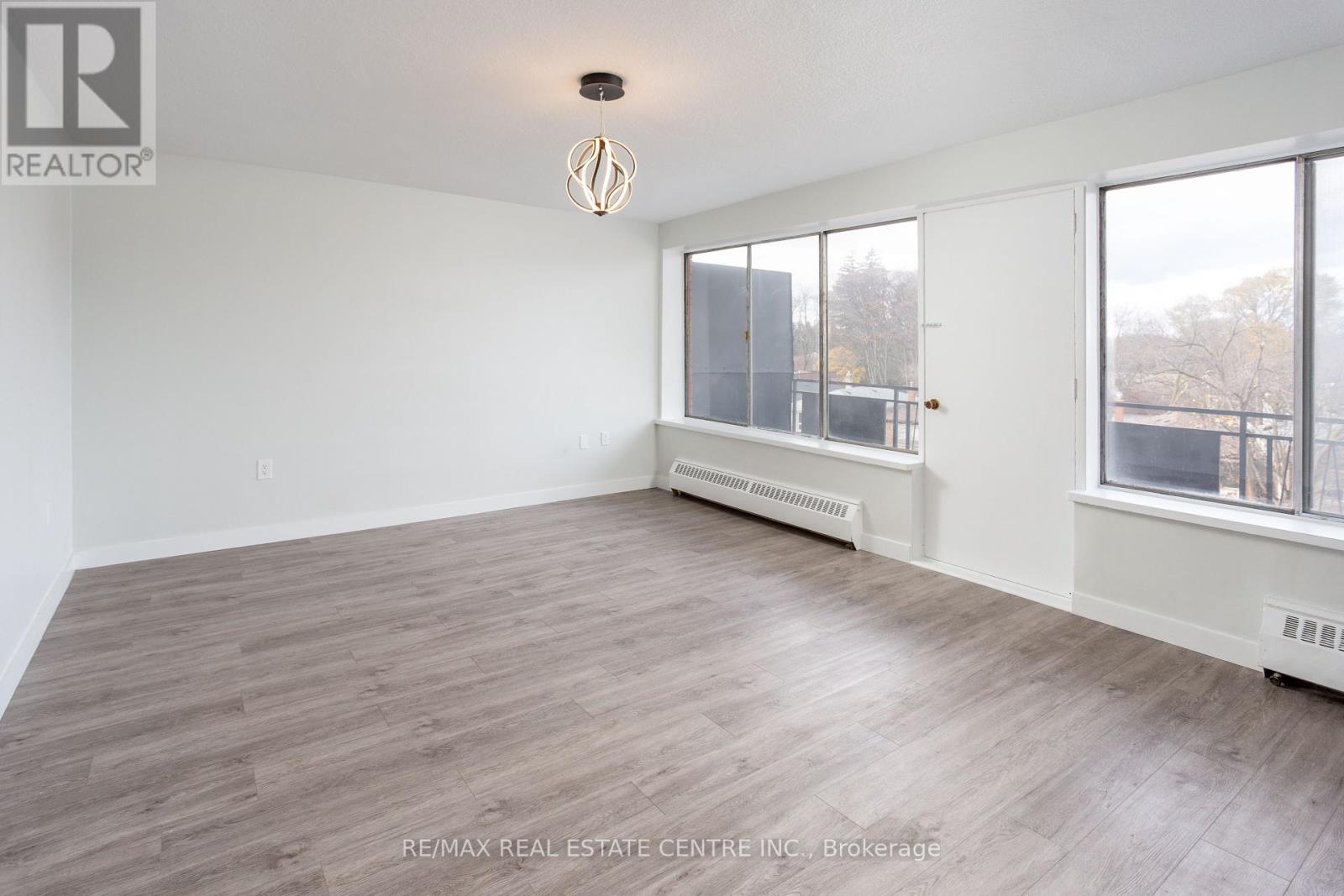 401 - 371 Lakeshore Road W Property Photo 4