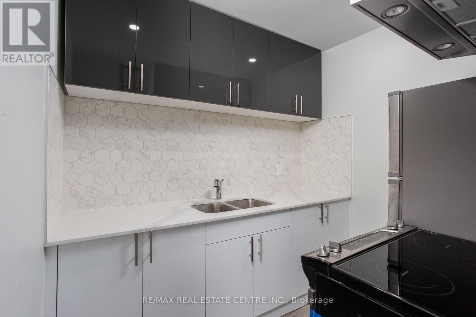 401 - 371 Lakeshore Road W Property Photo 6