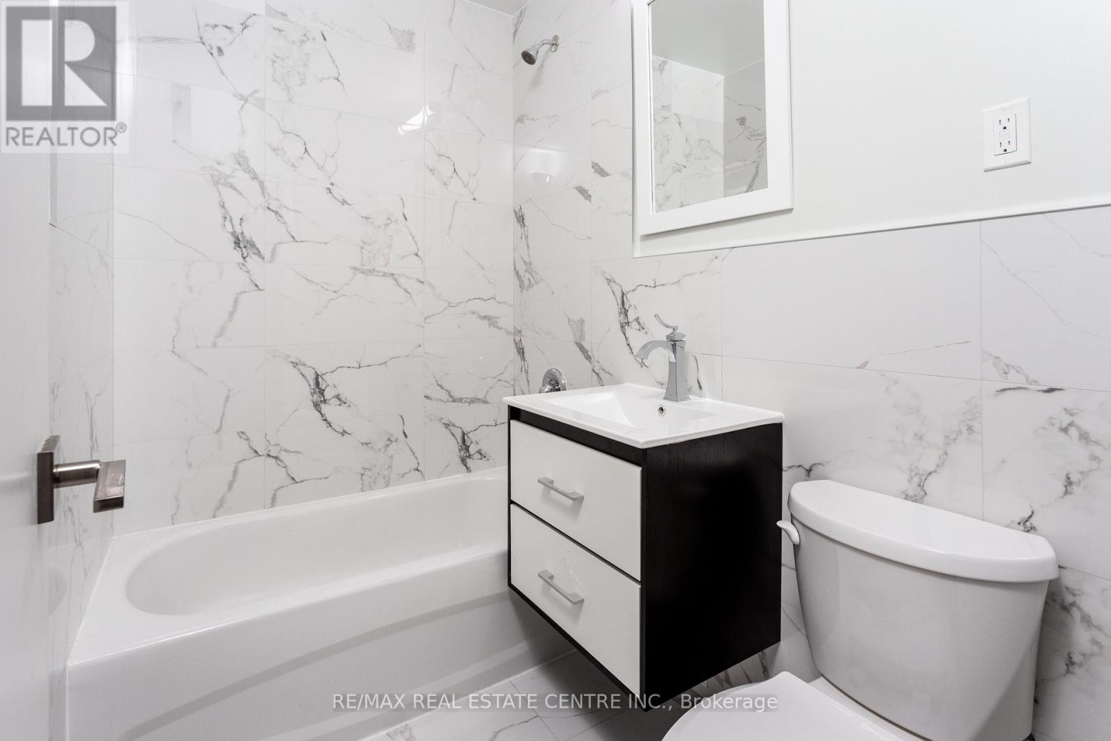 401 - 371 Lakeshore Road W Property Photo 7
