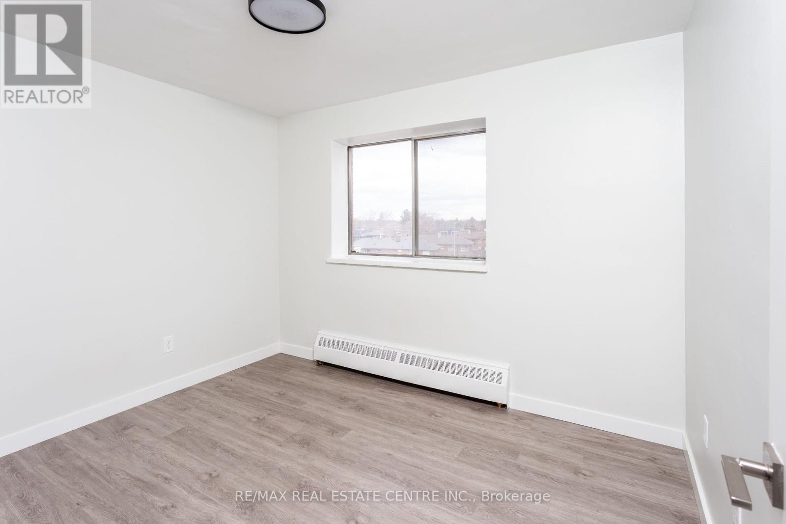 401 - 371 Lakeshore Road W Property Photo 8