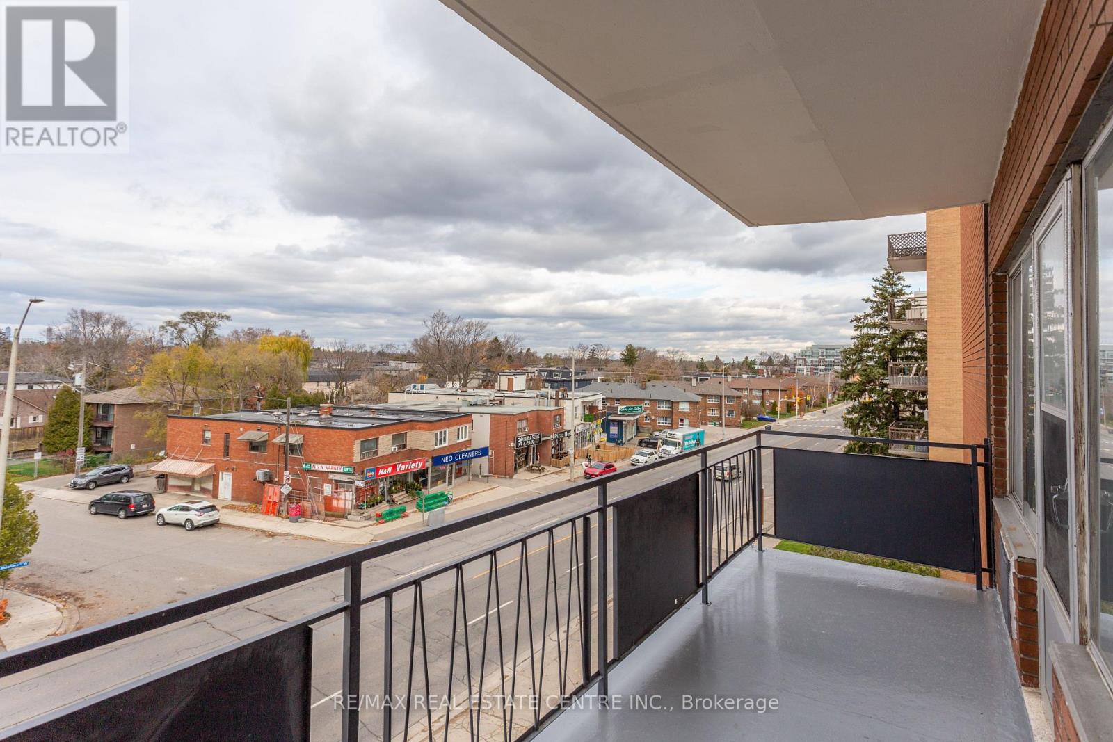 401 - 371 Lakeshore Road W Property Photo 9