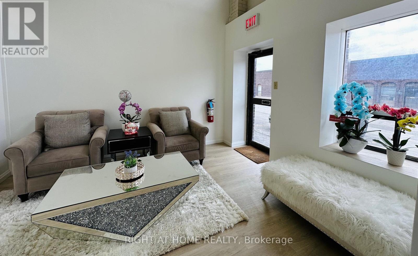 10 - 4478 Chesswood Drive Property Photo 2