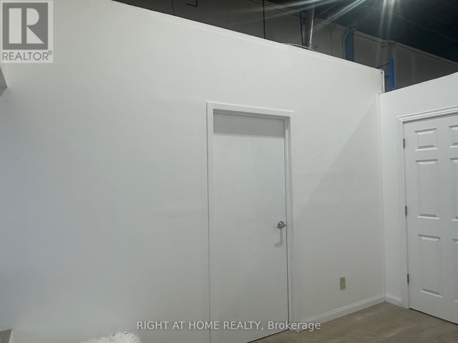 10 - 4478 Chesswood Drive Property Photo 3