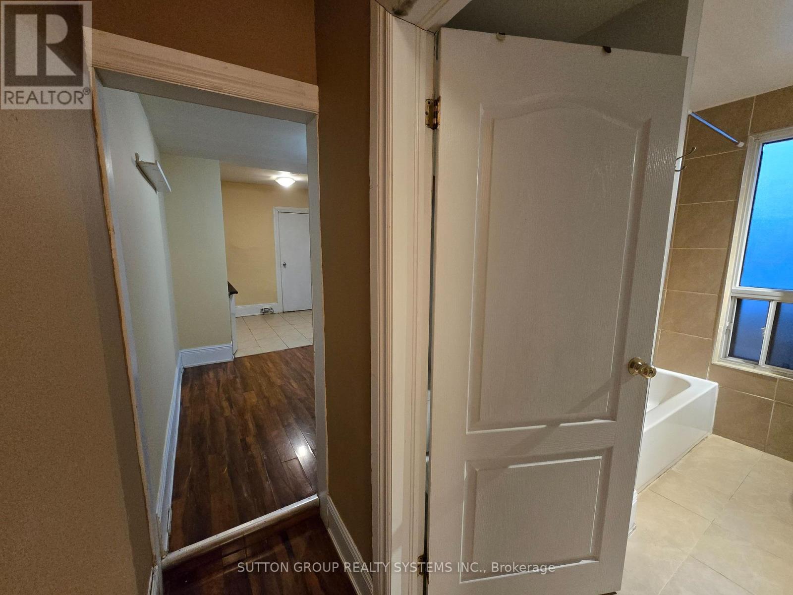 2 - 2886 Lake Shore Boulevard W Property Photo 8