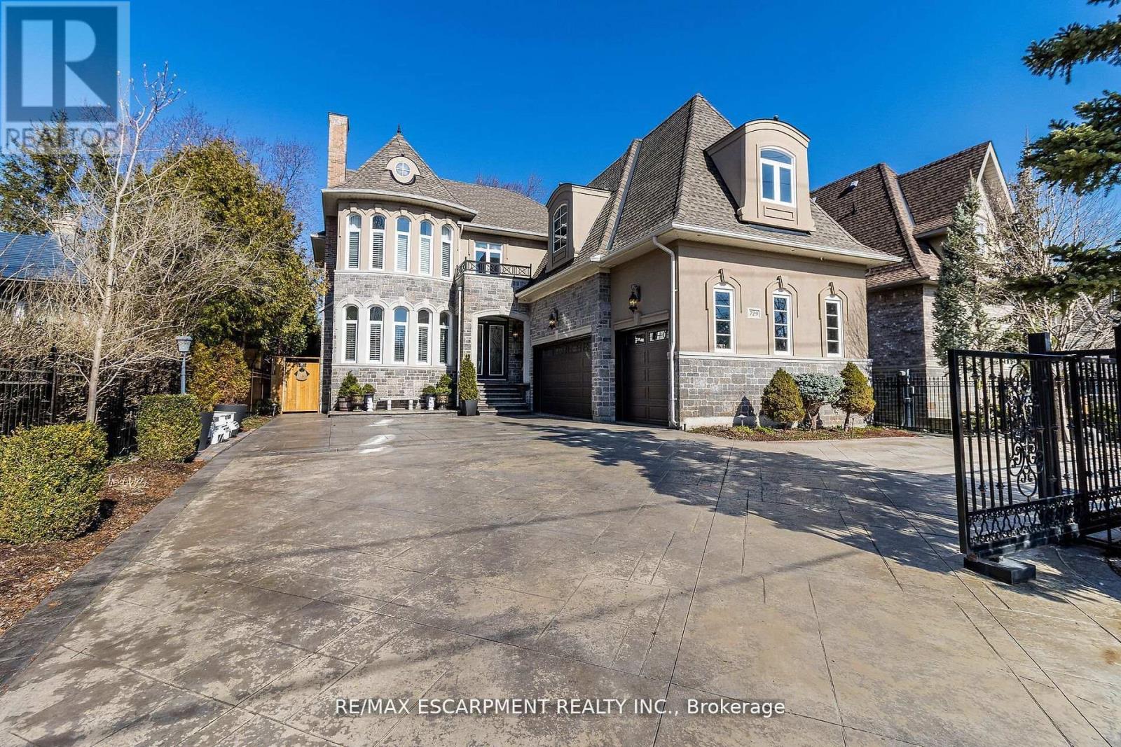 729 Queensway W Property Photo 1