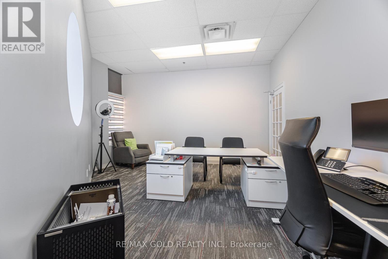#26 - 2074 Steeles Avenue Property Photo 15