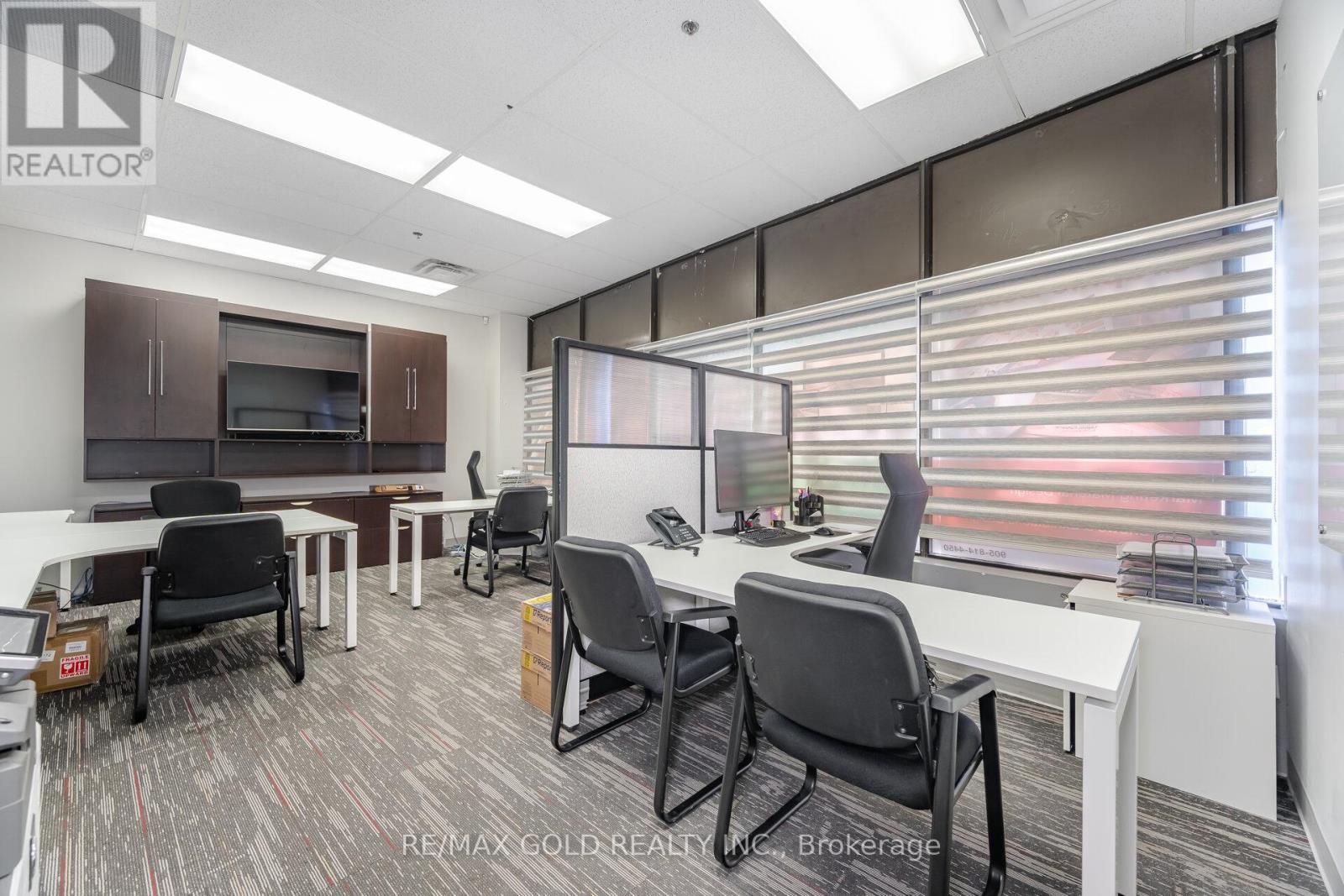 #26 - 2074 Steeles Avenue Property Photo 28