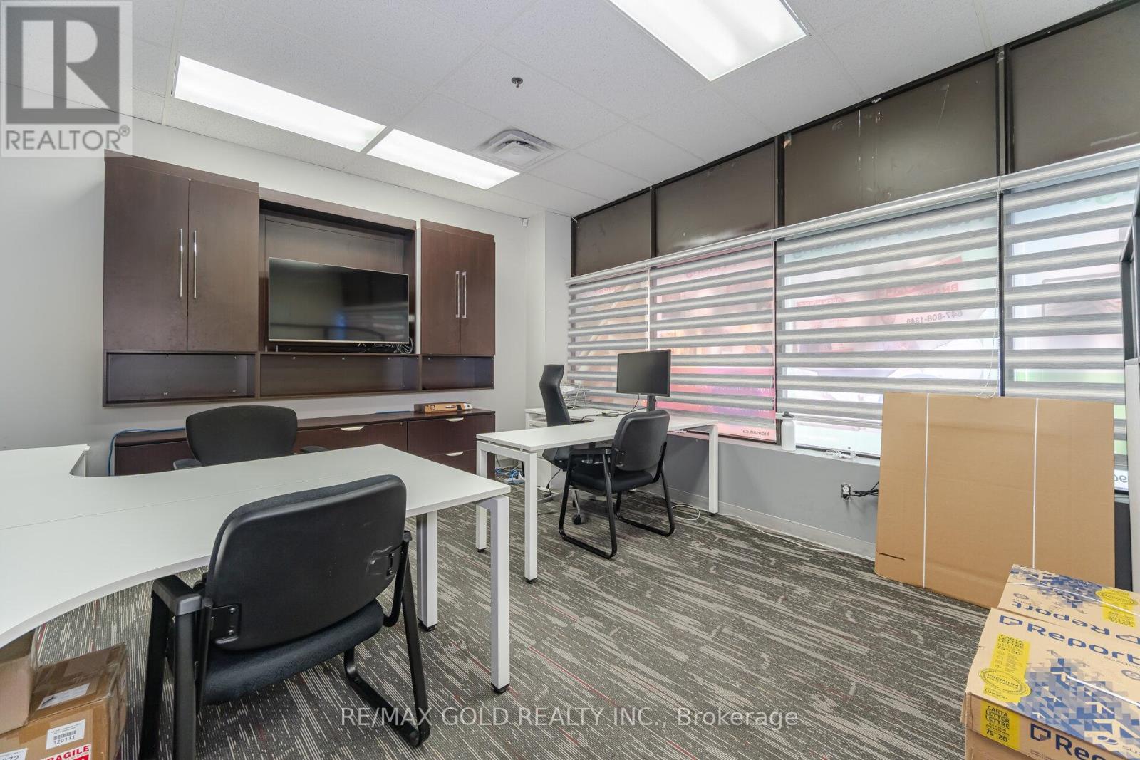 #26 - 2074 Steeles Avenue Property Photo 31