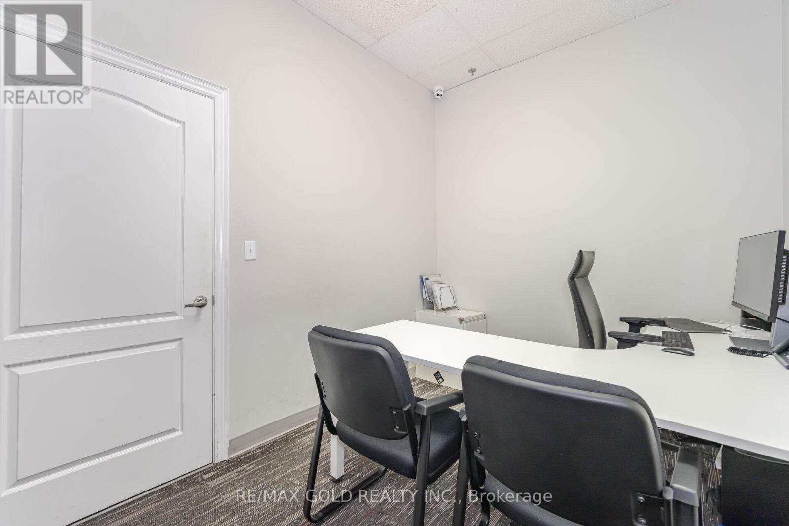 #26 - 2074 Steeles Avenue Property Photo 37