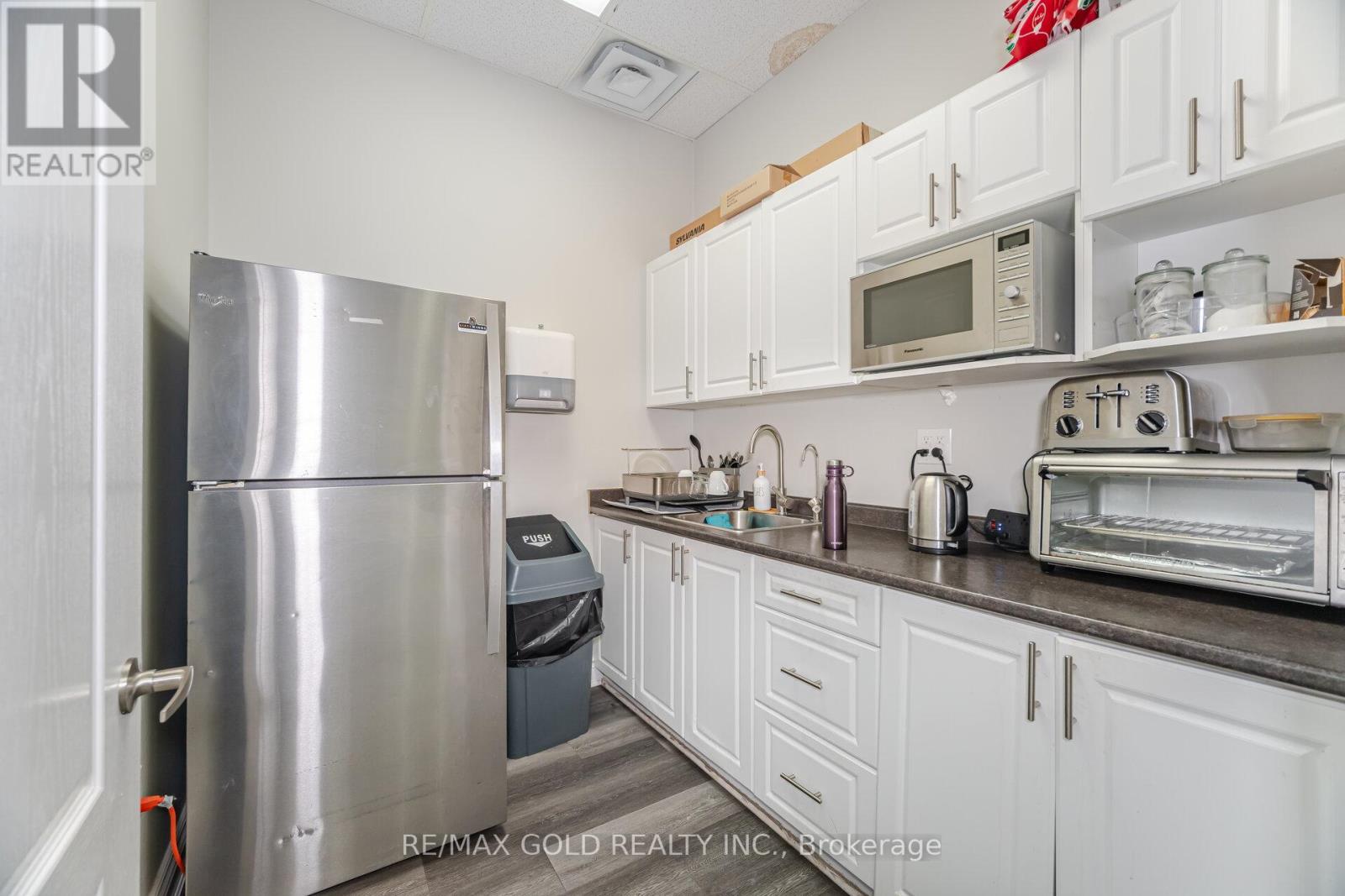 #26 - 2074 Steeles Avenue Property Photo 38