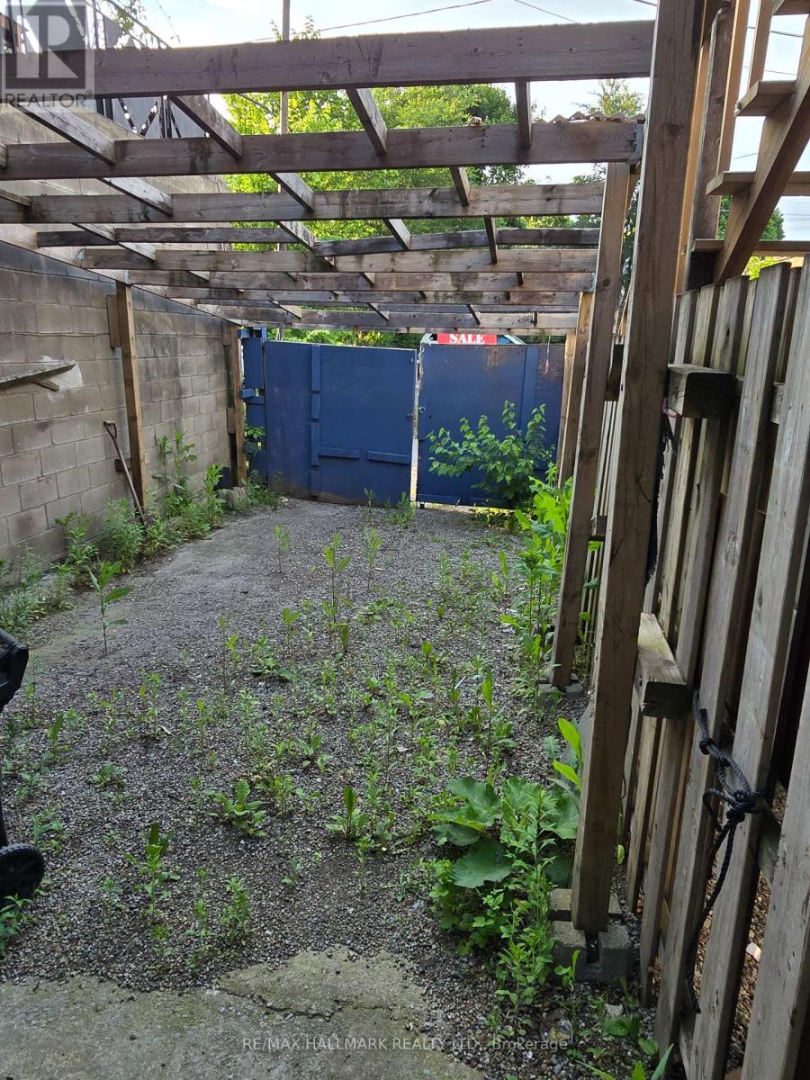 Main - 1752 St. Clair Avenue W Property Photo 9