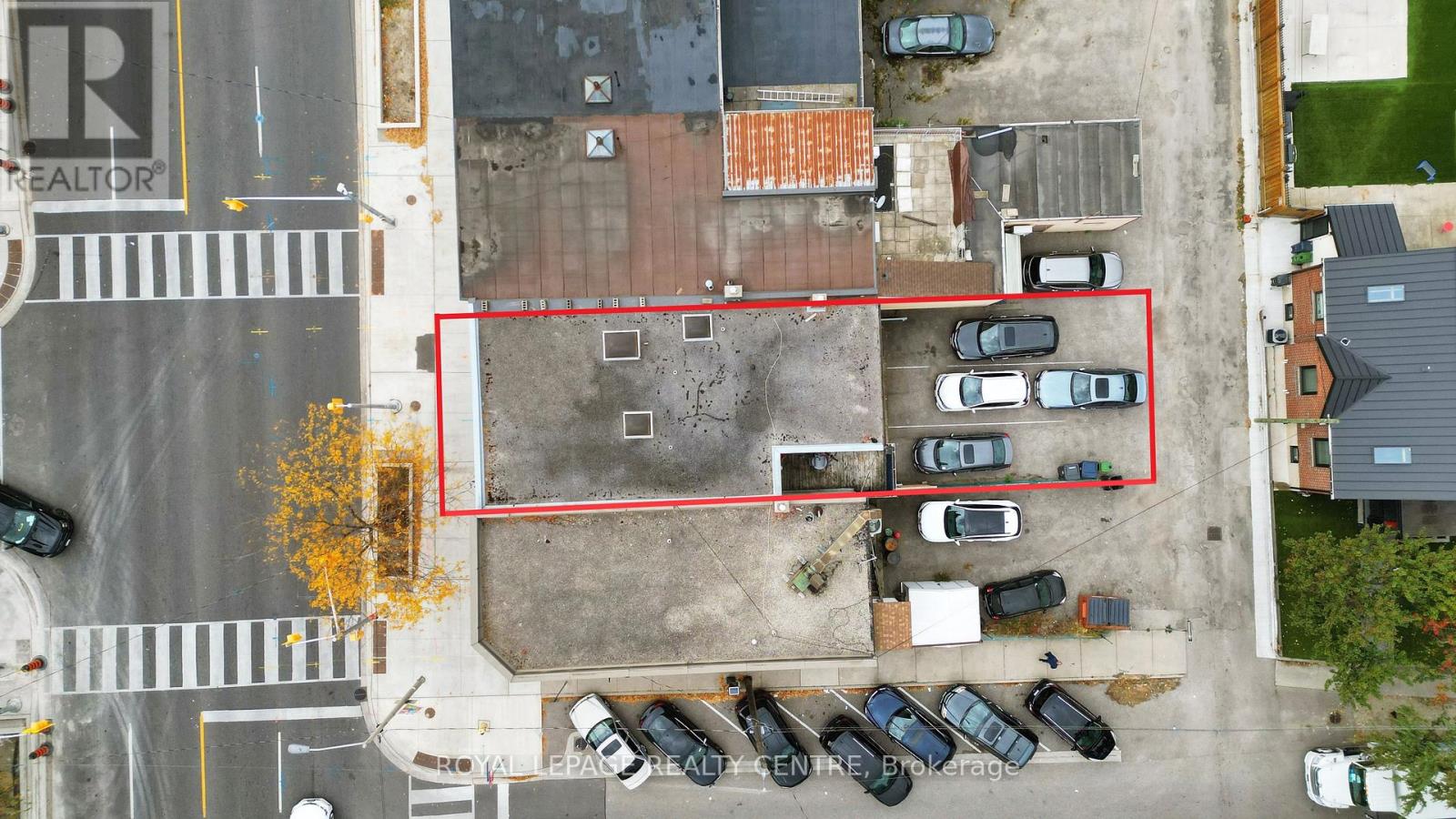 706 The Queensway Property Photo 6